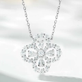 Detalle macro del colgante de trébol de cuatro hojas en plata con diamantes rosas - Plata 925 / Circón Blanco