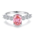 Anello in argento S925 con diamante rosa ovale e pietre laterali su sfondo bianco puro - US 5 / Rosa