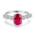Lujoso anillo de plata S925 con rubí ovalado central y brillantes piedras laterales - US 5 / Rosa Rojo (CBJZ069)