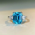 S925 Silberring mit blauem Topas im Smaragdschliff und Moissanit-Seitensteinen - US 5 / Blauer Zirkonia (CBJZ461)