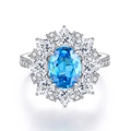 Lussuoso anello in argento S925 con grande gemma blu ovale e dettagli a forma di cuore - US 5 / Acquamarina (CBJZ135)