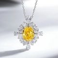 Dettaglio macro del ciondolo con gemma gialla ovale e diamanti bianchi a forma di pera - Collana con Catena a Croce (XL013) / Zircone Giallo