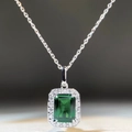 Macro di un ciondolo smeraldo taglio smeraldo con alone di diamanti su catena d'argento - Argento 925 / Stile Verde Smeraldo(XL050)