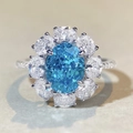 Detalle de anillo de plata S925 con gema azul ovalada y circonitas blancas brillantes - US 5 / Circonia Azul (CBJZ301)
