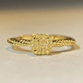 Ring mit quadratischem gelbem Edelstein, Diamant-Halo und gedrehtem Gold-Design - Einstellbar Offen / 8A Radiant-Schliff Stil
