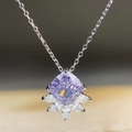 Dettaglio macro della collana in argento 925 con zircone viola e pietre taglio marquise - Argento 925 / Zirconia Viola (XL066)