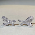 Primer plano de pendientes de lazo en plata S925 con pavé de circonitas cúbicas brillantes - Plata 925 / Blanco (ED068)