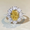 Detalle macro de anillo de plata S925 con diamante amarillo ovalado y halo de girasol - US 5 / Circonia Amarilla (CBJZ303)