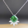 Vista macro de un collar con gema verde cojín y detalles de piedras marquise - Plata 925 / Circonia Verde (XL064)