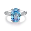 Anello lusso in argento S925 con acquamarina ovale e micro-pave di diamanti su sfondo bianco - US 5 / Strass Blu