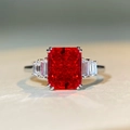 Anello classico in argento S925 con rubino rettangolare 4ct e pietre laterali a trapezio - US 5 / Zircone Rosso