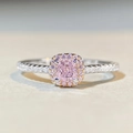 Primer plano de anillo con circón rosa corte cojín y banda de diamantes pavé - US 5 / Rosa