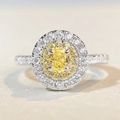 Gros plan d'une bague double halo avec pierre jaune ovale et pavage de diamants brillants - US 5 / Style Zirconium Jaune (CBJZ343)