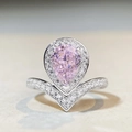 Macro di anello con gemma rosa a goccia, halo di diamanti e fascia a forma di V - US 5 / Strass Rosa (CBJZ308)