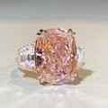 Macro di un anello con gemma rosa taglio cushion e pietre laterali taglio smeraldo - Pink (CBJZ367)
