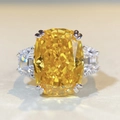 Anello di lusso in argento S925 con grande gemma gialla taglio radiant e diamanti laterali - Giallo (CBJZ381)
