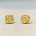 Vue détaillée des boucles d'oreilles en argent S925 avec pierre jaune et halo - Boucles d'Oreilles Clous Sucre Carré / Argent 925