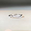Macro di un anello S925 in argento impilabile con un design ondulato e zirconi incastonati - US 5 / Argento