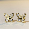Dettaglio macro di orecchini a farfalla in argento 925 con pavé di moissanite scintillanti - Argento 925 / Stile Farfalla Dorata (MS073)