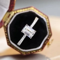 Dettaglio macro anello moissanite taglio smeraldo in scatola di velluto rosso - US 5 / Stile Zirconia Taglio Smeraldo (CBJZ375)