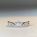 Dettaglio dell'anello a corona in argento S925 con cuori traforati e zirconi incastonati - US 5 / Argento