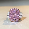 Anello di lusso in argento 925 con grande gemma rosa taglio cushion e pietre laterali - US 5 / Rosa