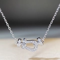 Detalle del collar con cierre de herradura de plata S925 y circonitas brillantes - Plata 925 / Plateado
