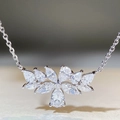 Makro-Detail der S925 Silberkette mit marquise- und birnenförmigem Zirkonia-Anhänger - 925er Silber / Silber (XL168)