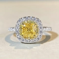 Dettaglio macro dell'anello con zircone giallo taglio cushion e doppio halo pavé - US 5 / Giallo (CBJZ372)