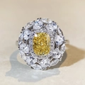 Vista macro dell'anello in argento S925 con pietra gialla centrale a taglio cushion - US 5 / Giallo (CBJZ389)