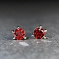 Pendientes clásicos de plata de ley 925 con moissanita roja redonda y garras de dragón - 0,1ct Moissanita / Rojo Ardiente