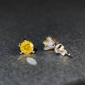 Dettaglio macro di orecchini a lobo artiglio di drago in argento 925 con pietre gialle - Giallo Oro
