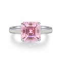 Makroaufnahme von rosa quadratischem Edelstein und Baguette-Steinen auf Silberring - Größe 5 / Quadratischer Treppenschliff-Stil (CBJZ253) / Rosa