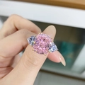 925 Silberring mit rosa Zirkonia im Kissenschliff und seitlichen Diamanten an der Hand - US 5 / Rosa