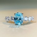 Elegante anillo de plata S925 con aguamarina ovalada y diamantes sobre banda de plata - US 5 / Azul Cielo