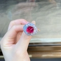 Anello in argento 925 con gemma rossa quadrata circondata da un alone di zirconi - US 5 / Corindone Rosso (CBJZ426)