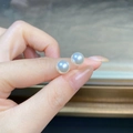 Primo piano di orecchini di perle bianche 8mm in argento S925 con lucentezza a specchio - 8mm / Bianco