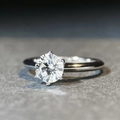 Makroaufnahme von 925 Silber 6-Krappen-Moissanit-Ring mit brillant geschliffenem Stein - HK Größe 9 / 1 Karat Weißer Strass Stil (CBJZ405)