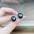 Orecchini a lobo S925 in argento con perla nera di Tahiti tenuti in mano - Argento 925 / Grigio / 12mm