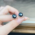 Dettaglio ravvicinato di orecchini con perle di Tahiti blu scuro con lucentezza metallica - Argento 925 / Grigio / 10mm