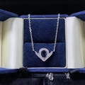 Primer plano detallado del colgante de zafiro en forma de pera con halo de diamantes finos - Collar / Azul (XL184)