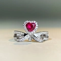 Exquisiter Herzring aus 925er Silber mit rotem Rubin und funkelnden Diamantakzenten - US 5 / Rot (High Carbon Diamant)