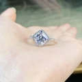 Dettaglio macro di un anello di fidanzamento halo quadrato con diamanti pavé in argento - US 5 / Argento