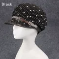 Detail der schwarzen Schirmmütze mit weißen Herzpunkten und goldener Blumenkette - Einheitsgröße / Kette Schwarz