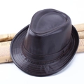 Sombrero fedora de cuero marrón vintage para hombre sobre fondo de periódico - Grande 59cm / café