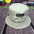 Gros plan détaillé du patch logo UCLA sur un bob réversible en coton de couleur crème - Taille Unique 58cm / Blanc Cassé