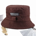 Détail d'un chapeau bob en coton marron arborant une étiquette brodée UCLA sur le côté - Taille Unique 58cm / café