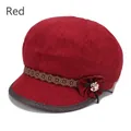 Détail du bonnet rouge avec bande de dentelle florale et décoration de fleurs - Réglable 57-59cm / Rouge