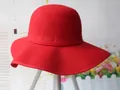 Vista de detalle de un sombrero vintage de fieltro de lana rojo con ala ancha para mujer - Rojo