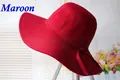 Detalle de un sombrero de fieltro burdeos de ala ancha con cinta y lazo decorativo - Granate